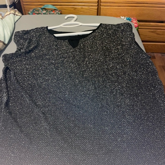 Reitman’s Sleeveless shiny Top💕 - Picture 5 of 9